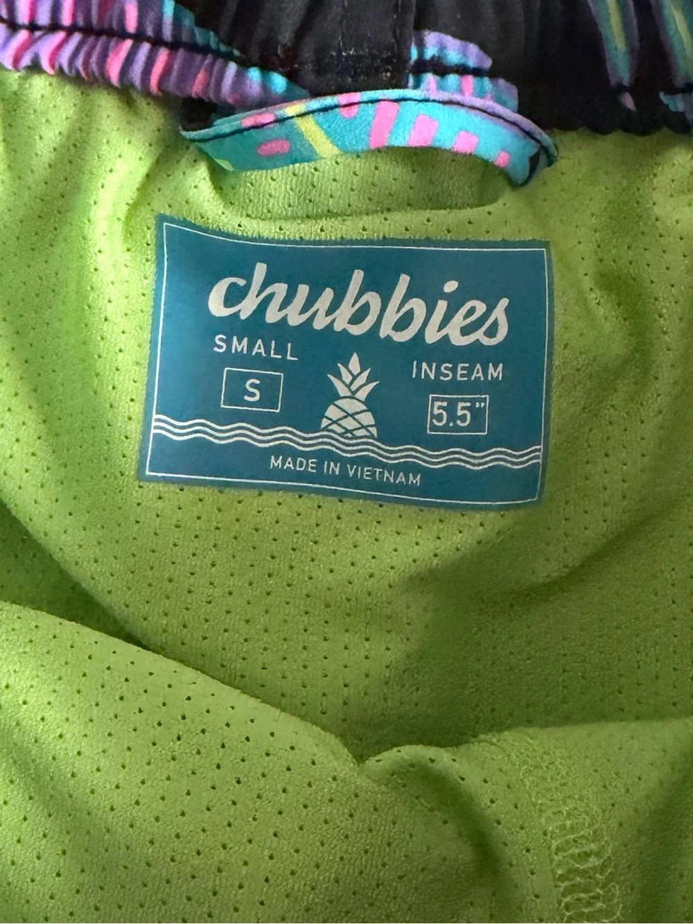 chubbies Swim Shorts with Purple & Teal Tropical Print 5.5 Inch Seam Size Small